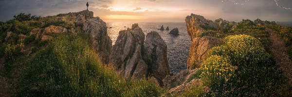 Zachód słońca, Hiszpania, Chmury, Morze, Człowiek, Wybrzeże, Skały, Piorun, Costa Quebrada, Kantabria, Błyskawica