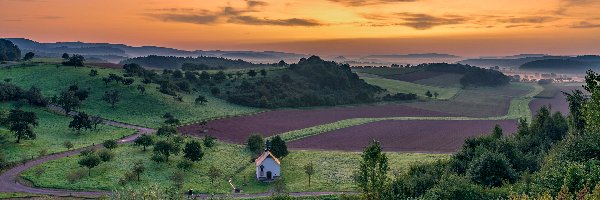 Kapliczka, Wzgórze, Pola, Drzewa