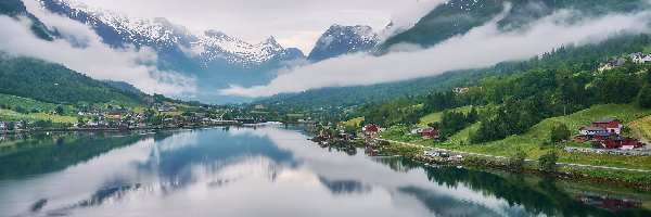 Norwegia, Rzeka Oldeelva, Wieś Olden, Mgła, Góry