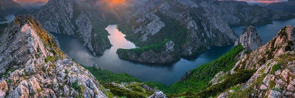 Zbiornik Riano, Miejscowość Riano, Góry Kantabryjskie, Jezioro, Prowincja Leon, Hiszpania