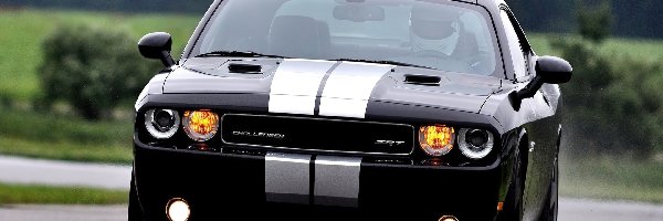 Dodge Challenger STR8, Przód