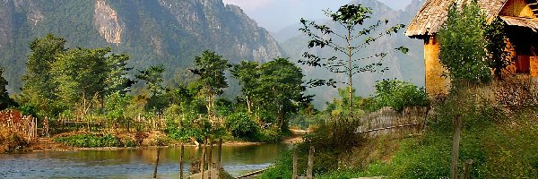 Laos, Chatka, Czółna, Rzeka