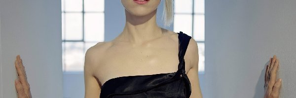 Czarna Sukienka, Naomi Watts