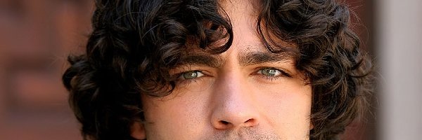 Zarost, Adrian Grenier