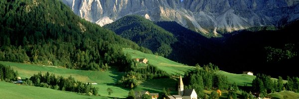 Masyw Odle, Góry, Dolina Val di Funes, Dolomity, Włochy, Drzewa, Lasy, Wieś Santa Maddalena, Kościół