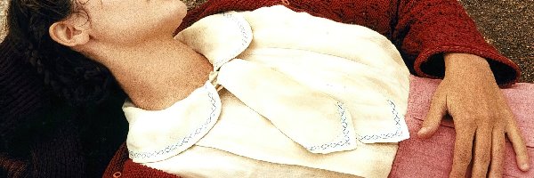 różowa spódnica, biała bluzka, Audrey Tautou