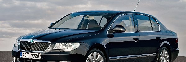 Chmury, Skoda Superb, Czarny