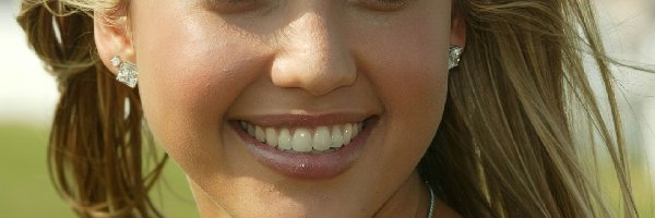 Jessica Alba, Uśmiechnięta