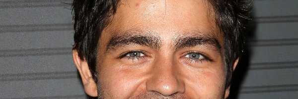 Adrian Grenier, Włosy, Krótkie, Uśmiechnięty