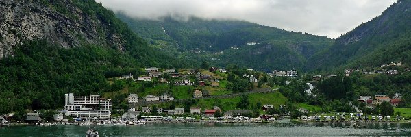 Góry, Jezioro, Miasto, Lasy, Geiranger, Norwegia