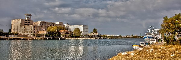 Rzeka, Trawa, Brzeg, Domy, Łodzie