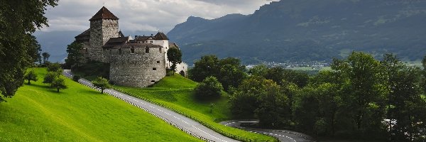 Droga, Liechtenstein, Góry, Drzewa, Vaduz, Zamek