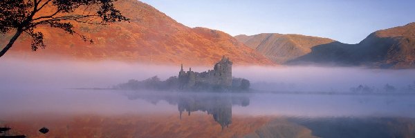 Zamek Kilchurn Castle, Miejscowość Dalmally, Ruiny, Jezioro Loch Awe, Szkocja